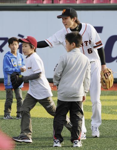 プロ野球交流戦開幕を前に、被災した小学生と交流する巨人の坂本