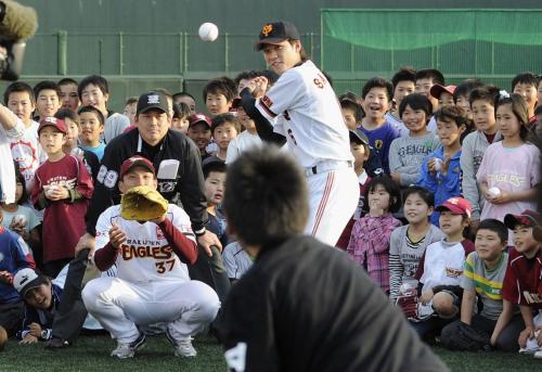 プロ野球交流戦開幕を前に、被災した小学生と交流する巨人の坂本と楽天の嶋ら