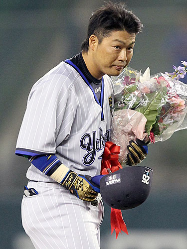 ＜西・横＞６回、村田は左翼線に通産１０００本安打となる二塁打を放ち花束を手にファンにお辞儀する