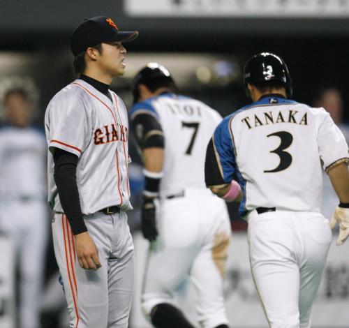 ３回、日本ハム・小谷野に先制の２点二塁打を打たれた巨人・東野（左）