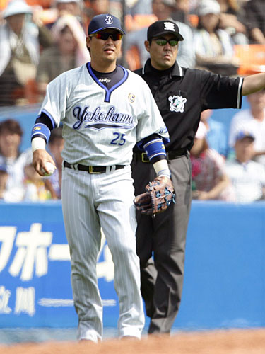 ＜ロ・横＞５回２死一塁から井口の三塁を襲った打球で村田は送球できず