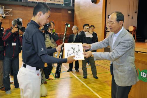 釜石中の野球部にサインを書いた色紙とバットを贈るプロ野球ソフトバンクの王貞治球団会長