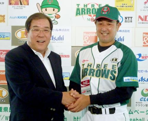 四国アイランドリーグｐｌｕｓの三重に入団が決まり、壁矢慶一郎代表（左）と握手する元中日の野口茂樹投手