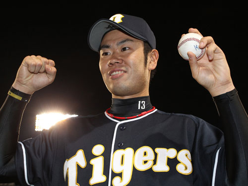 ＜神・西＞プロ初勝利の阪神・榎田はウイニングボールを手にニッコリ