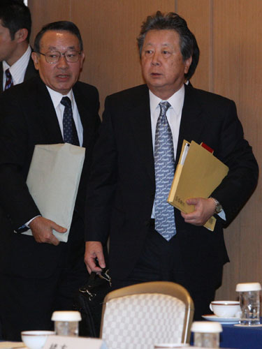 兼任でオーナーに就任する巨人の桃井恒和球団社長（左）と、退任する滝鼻卓雄オーナー