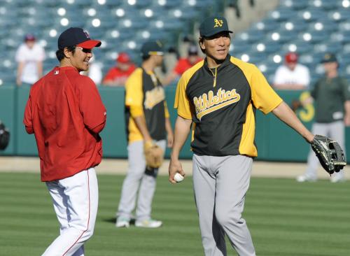 試合開始前の練習中、エンゼルス・高橋（左）と談笑するアスレチックス・松井