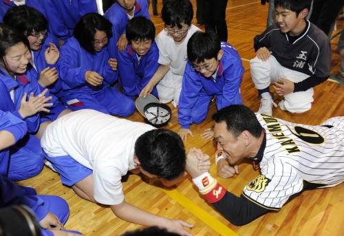 宮城県岩沼市の玉浦中学校を訪問し、生徒たちと腕相撲をする阪神タイガースの金本知憲選手