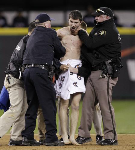 ＜マリナーズ・ヤンキース＞全裸男が乱入し、警官に取り押さえられる