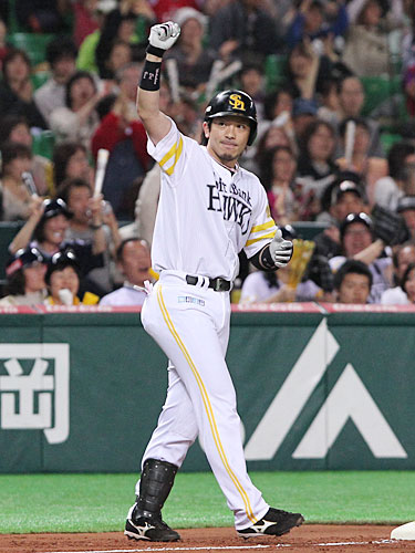 ＜ソ・横＞初回２死満塁、３点適時三塁打を放った松田はガッツポーズ