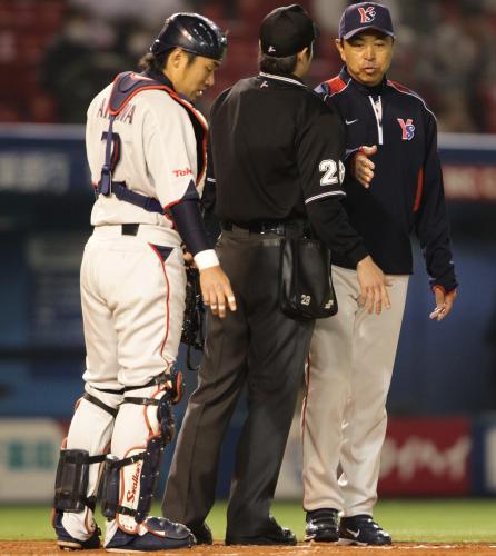 ＜ロ・ヤ＞７回裏無死一塁から里崎は送りバント。捕球しようとする捕手・相川と交錯。里崎はアウト、一塁走者の進塁は認められ小川監督は抗議