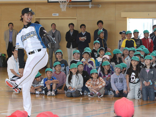 札幌市内の百合が原小学校を訪問して、キャッチボールを披露するダルビッシュ。子供たちは目を輝かせて見入る