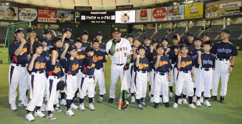 東京ドームに招待され巨人のラミレス選手（中央）と記念撮影する、宮城県名取市の閖上小中学校の球児ら