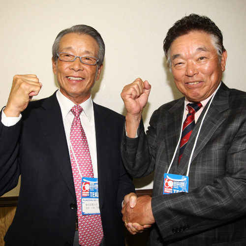 健闘を誓い合う東京国際大・古葉監督（左）と慶大・江藤監督