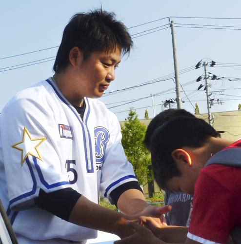 避難所を訪問し、子どもたちを激励するプロ野球横浜の村田修一内野手