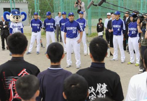 森野 ドアラが被災の中学校訪問 スポニチ Sponichi Annex 野球