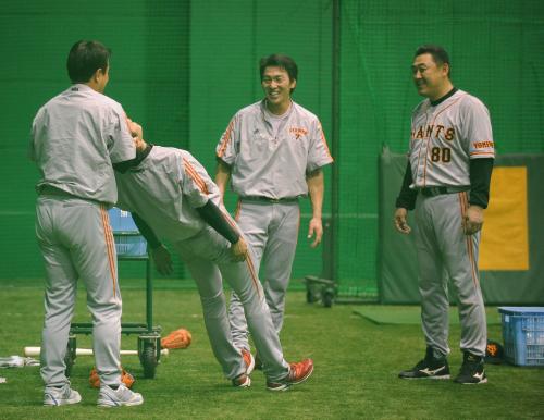 楽しげにトレーニングする（左から）巨人の原監督、坂本、長野、江藤コーチ