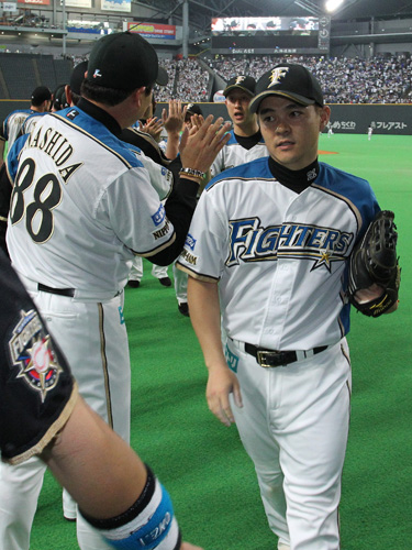 ＜日・横＞試合後、梨田監督（左）とハイタッチする武田久