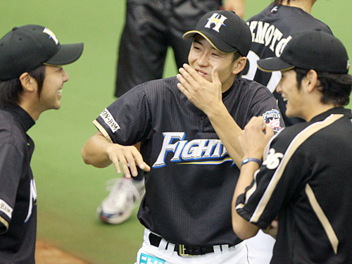 斎藤（中央）は練習前に斉藤勝（左）、中村と談笑する