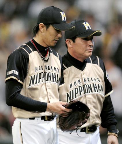 ９回、阪神・関本にサヨナラ打を浴び、引き揚げる日本ハム・増井（左）と梨田監督