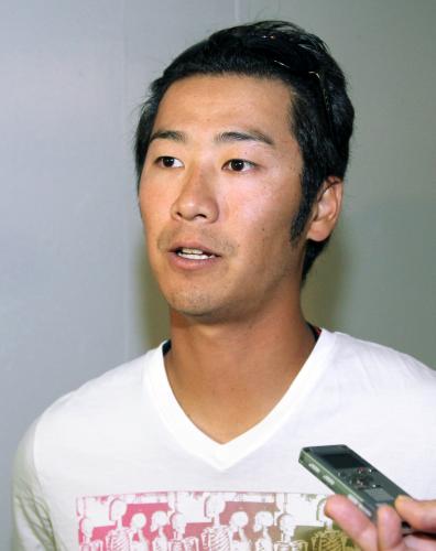 マイナーの試合を終え、記者の質問に答える西岡剛内野手