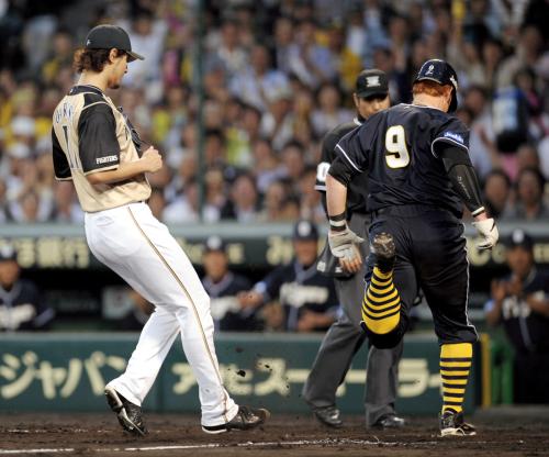 ３回阪神２死三塁、打者新井貴のとき、暴投で三走マートン（右）の生還を許し連続イニング無失点が46回で止まった日本ハムのダルビッシュ