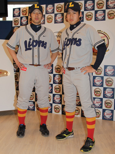 ライオンズ・クラシック会見で西鉄ライオンズ初年度のユニホームを着る銀仁朗（左）と牧田