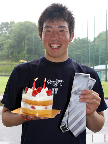 菊池は２０歳の誕生日に報道陣から贈られたケーキとネクタイを手に笑顔を見せる