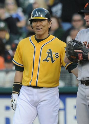 ＜アスレチックス・ジャイアンツ＞２回、右前打を放ち、一塁上で笑顔を見せるアスレチックス・松井