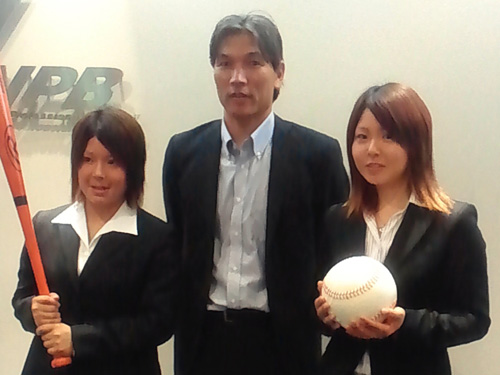 女子野球ワールドカップの日本代表第１次候補に選ばれた六角（左）と磯崎（右）。中央は新谷監督