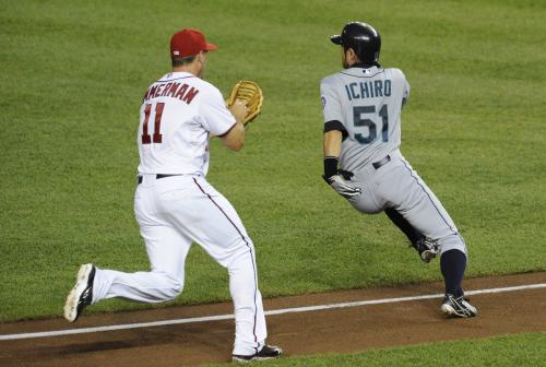 ＜マリナーズ・ナショナルズ＞スモークのライナーを三塁手Ｒ・ジマーマン（左）がグラブに当てて止めたため、三本間に挟まれたマリナーズのイチロー