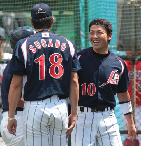 東芝との練習試合で２安打２打点の慶大・伊藤（右）は東海大・菅野と笑顔で話す