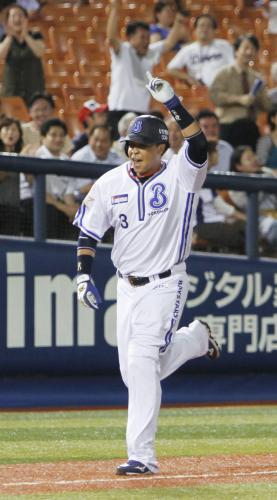 ５回、代打満塁本塁打を放ち、ガッツポーズで本塁に向かう横浜・スレッジ
