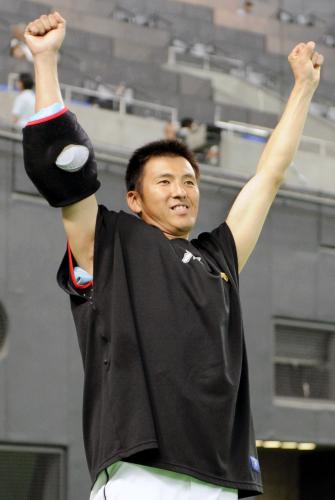 日本ハムに６回１失点で今季初勝利し、ファンの声援にガッツポーズで応えるロッテ・小野