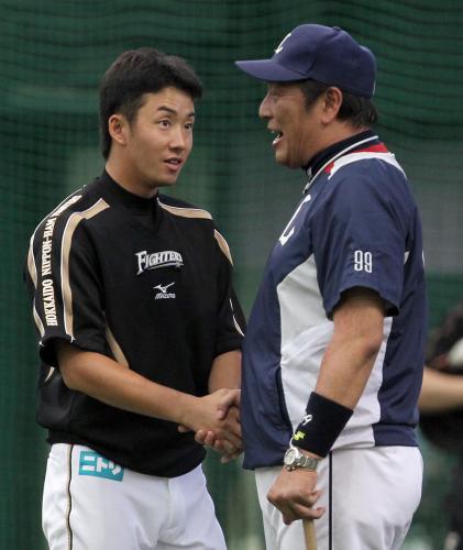 ＜西・日＞試合前に渡辺監督と握手する斎藤