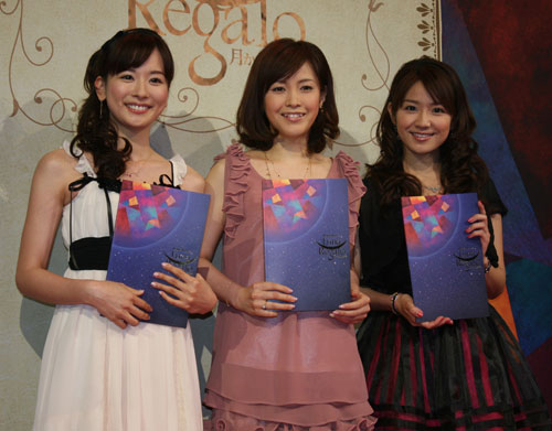 サーカスレストラン「ルナ・レガーロ」本公演グランドオープニングレッドカーペットに登場した（左から）皆藤愛子、杉崎美香、長野美郷