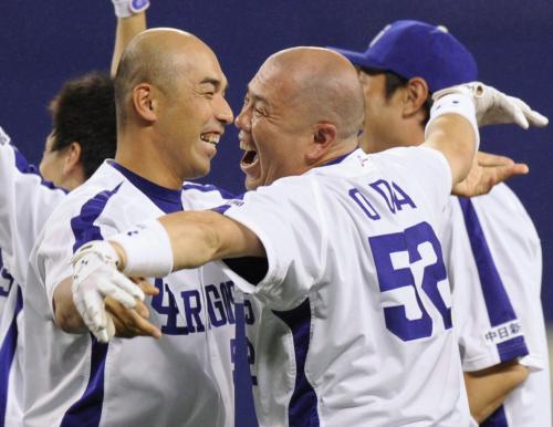 ＜中・神＞９回、サヨナラ打を放ち、和田（左）と抱き合って喜ぶ小田