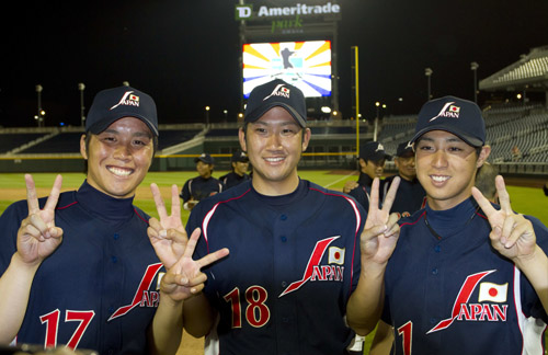 ＜日本・米国＞試合後、記念写真に納まる（左から）藤岡、菅野、野村