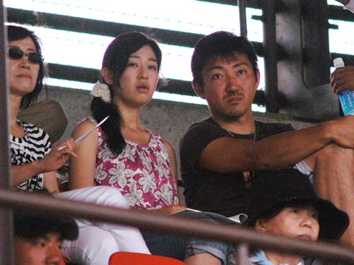 バックネット裏で母・和美さん、翼夫人と試合を見守るソフトバンク・内川