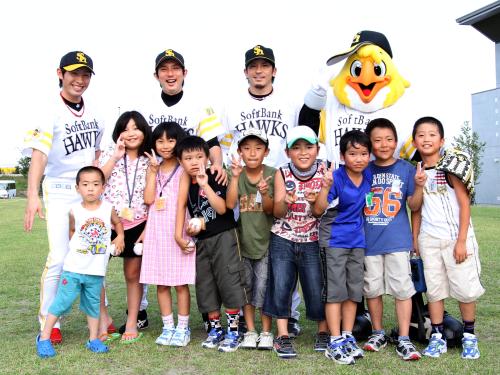 仙台市内の避難所を訪れ、子供たちと記念写真に納まる（後列左から）本多、川崎、松田