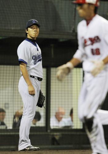 ５回、広島・丸の適時二塁打で一走木村（右）の生還を許した横浜・小林太