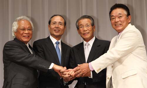 握手を交わす（左から）倉田理事長、王ソフトバンク球団会長、古葉監督、慶応大・江藤監督