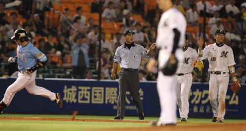 ＜ロ・ソ＞７回１死一塁で松田の打球はビデオ判定に。抗議するロッテ内野陣の前を本塁に帰る松田