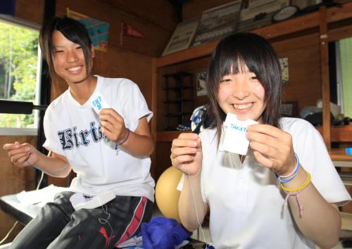 高田ナインに手縫いのお守りを作る高田高女子マネジャーのの千葉さんと塩口さん（左）　
