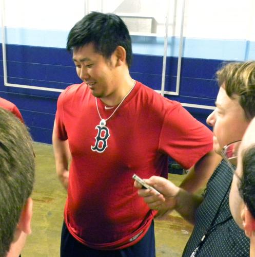 １５日、セントピーターズバーグで、報道陣の質問に答えるレッドソックスの松坂大輔投手