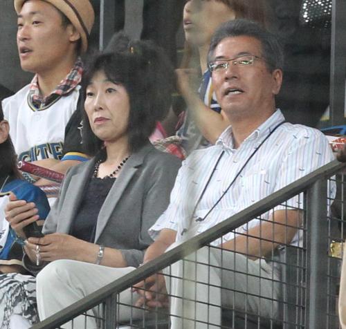 ＜日・西＞スタンドで観戦する斎藤の（左から）母・しづ子さん、父・寿孝さん