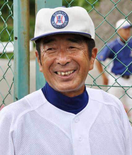 松井の日米通算５００本塁打達成で、笑顔で取材に応じる星稜高校野球部時代の恩師、山下智茂総監督