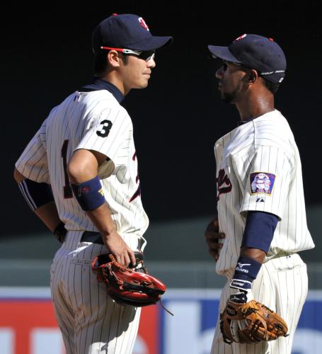 タイガース戦の６回、二塁手カシーヤと話をするツインズ・西岡（左）