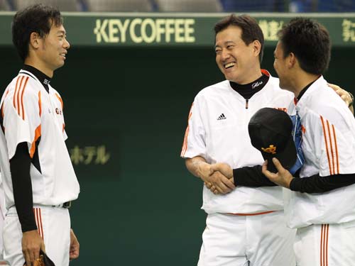 原監督（中央）は挨拶に来た星野（左）と黄志龍（右）と笑顔で握手を交わす