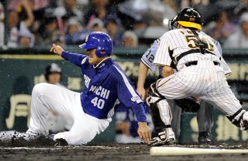 ６回中日２死二塁、荒木の左前打で平田が先制の生還。捕手藤井彰