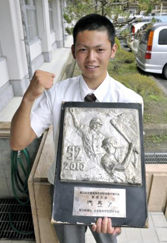 震災から４カ月半ぶりに戻った準優勝盾を持つ気仙沼向洋高校野球部の斉藤弘樹投手